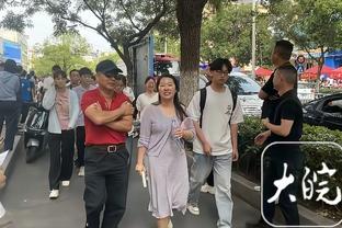 戏精附体？哈姆埋头趴发布会桌上：天哪上帝啊 这比赛很有趣吧